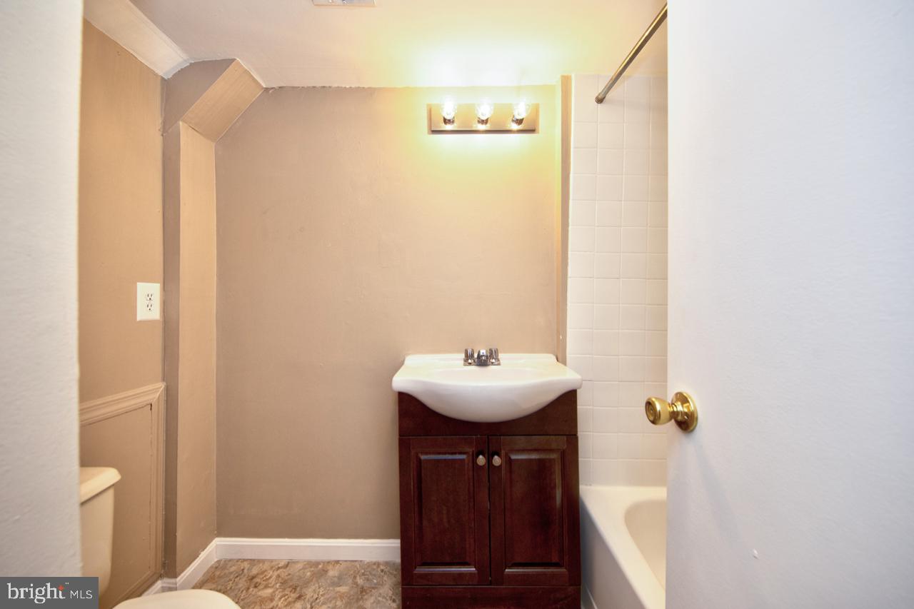 32 West Montgomery Street, Unit R4 Baltimore, MD 21230 - Photo 17 of 25 Master bathroom