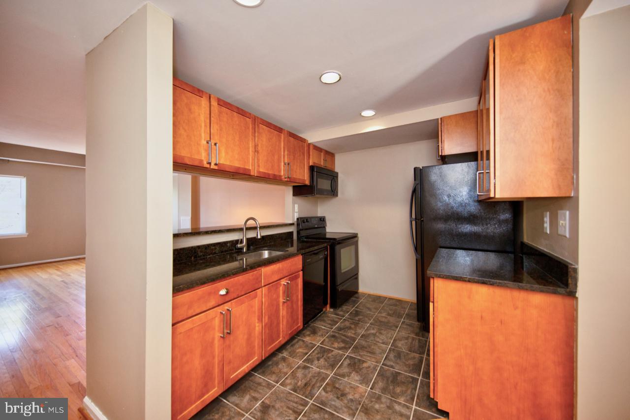 32 West Montgomery Street, Unit R4 Baltimore, MD 21230 - Photo 7 of 25 Galley Kitchen w/ granite counters