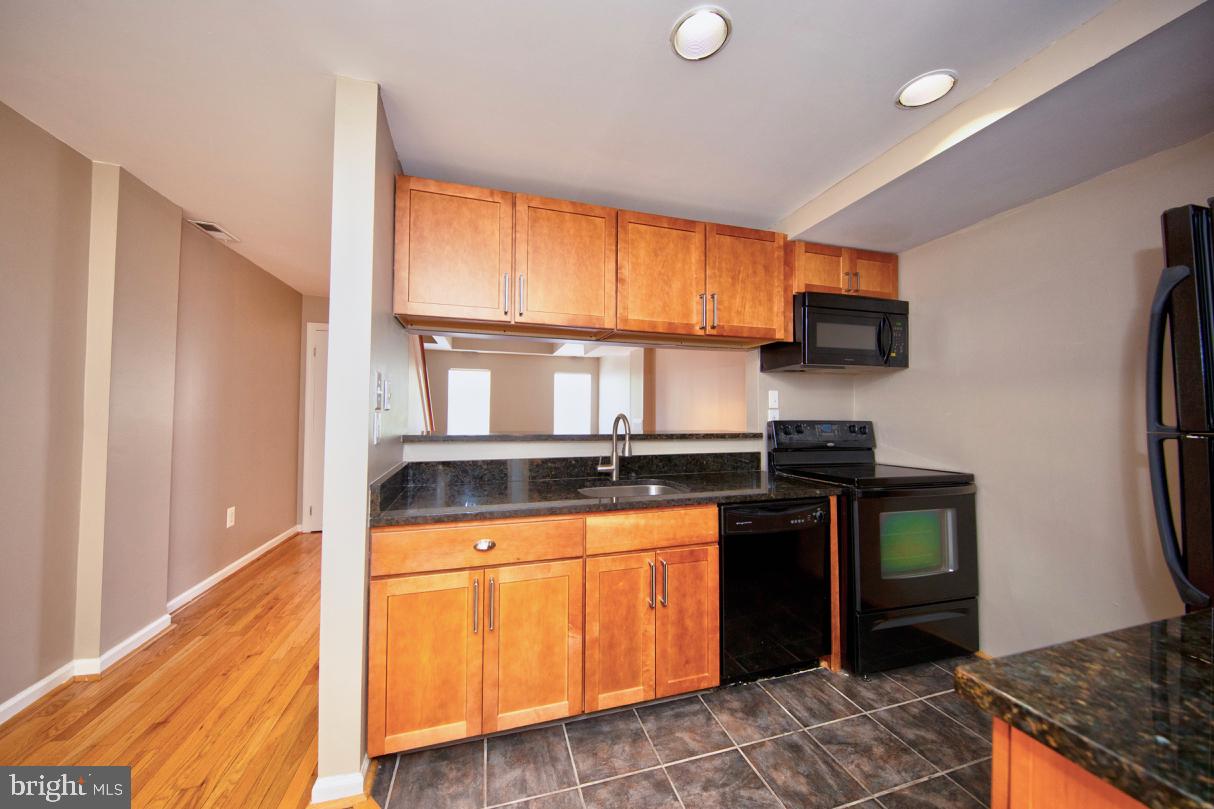 32 West Montgomery Street, Unit R4 Baltimore, MD 21230 - Photo 8 of 25 Ample cabinets and pass through