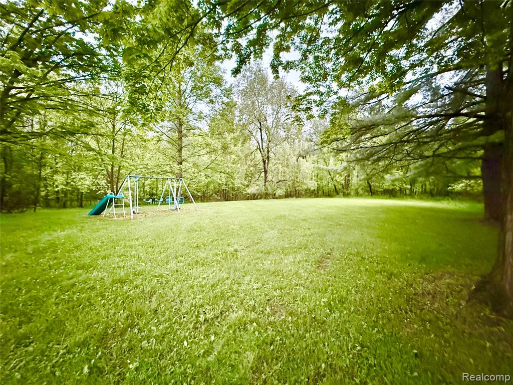 7590 Dean Road Fenton, MI 48430 - Photo 5 of 32