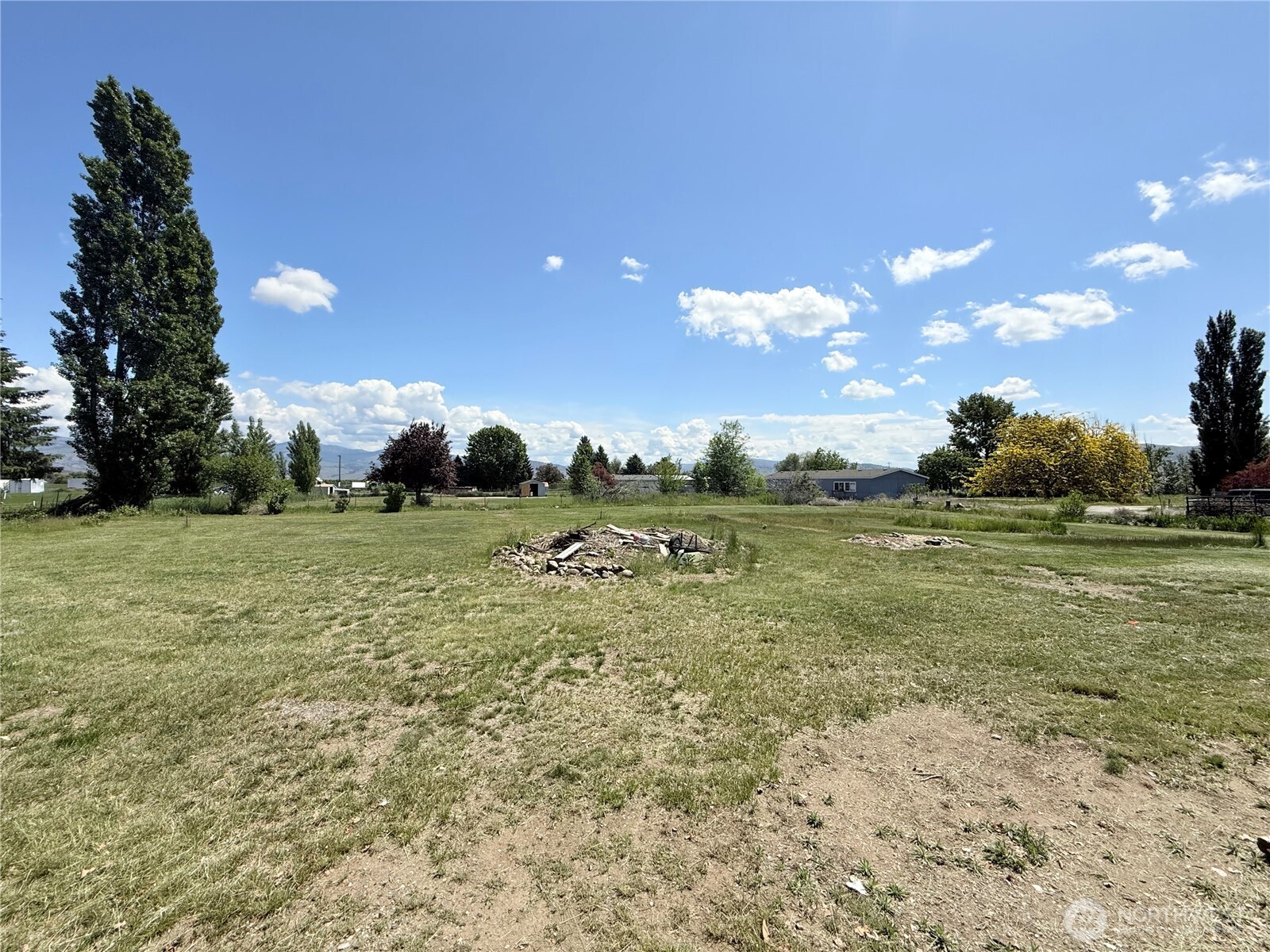 84 Weatherstone Road Omak, WA 98841 - Photo 4 of 17 a view of a golf course with a house
