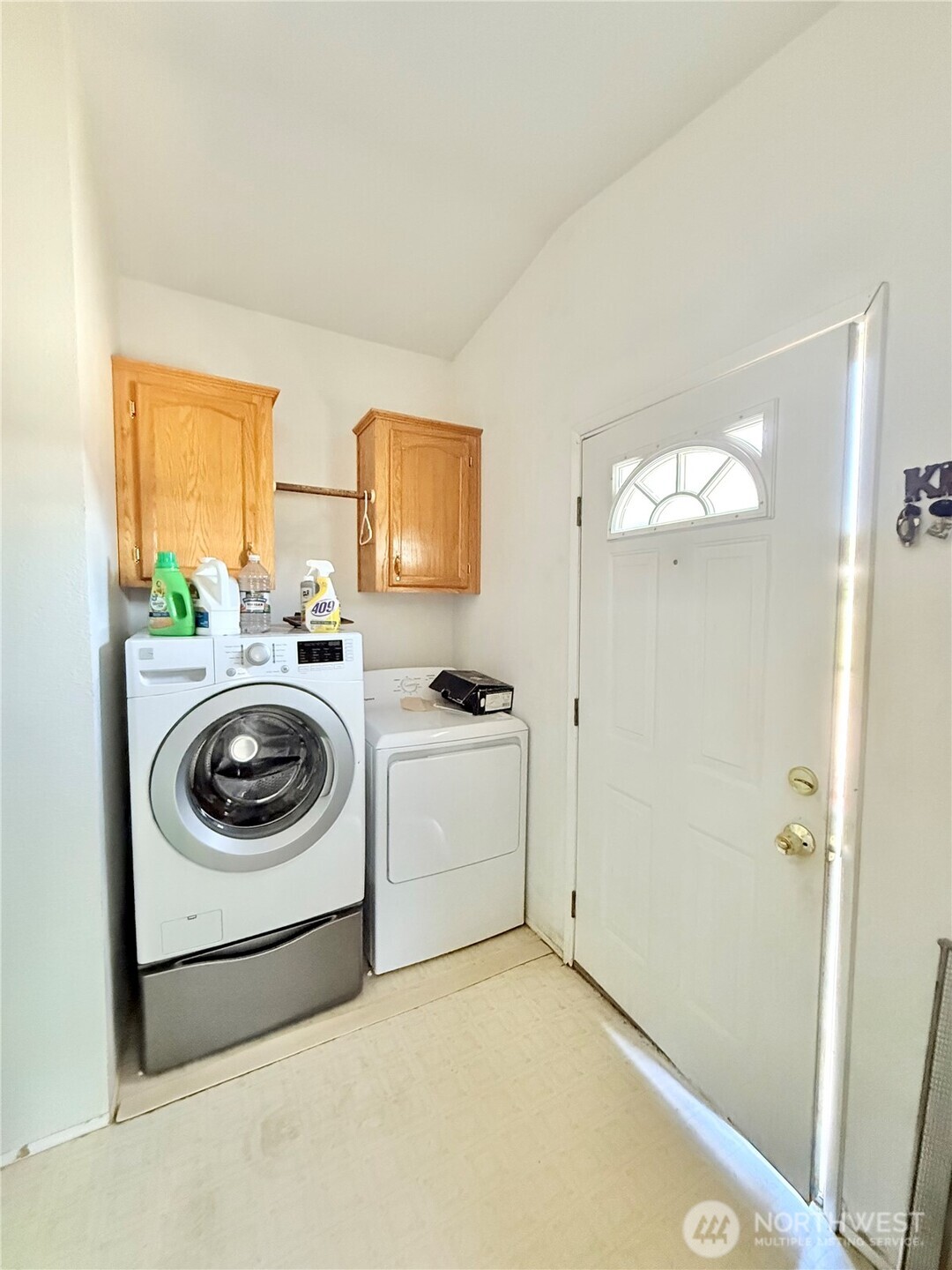 84 Weatherstone Road Omak, WA 98841 - Photo 5 of 17 a utility room with sink washer and dryer