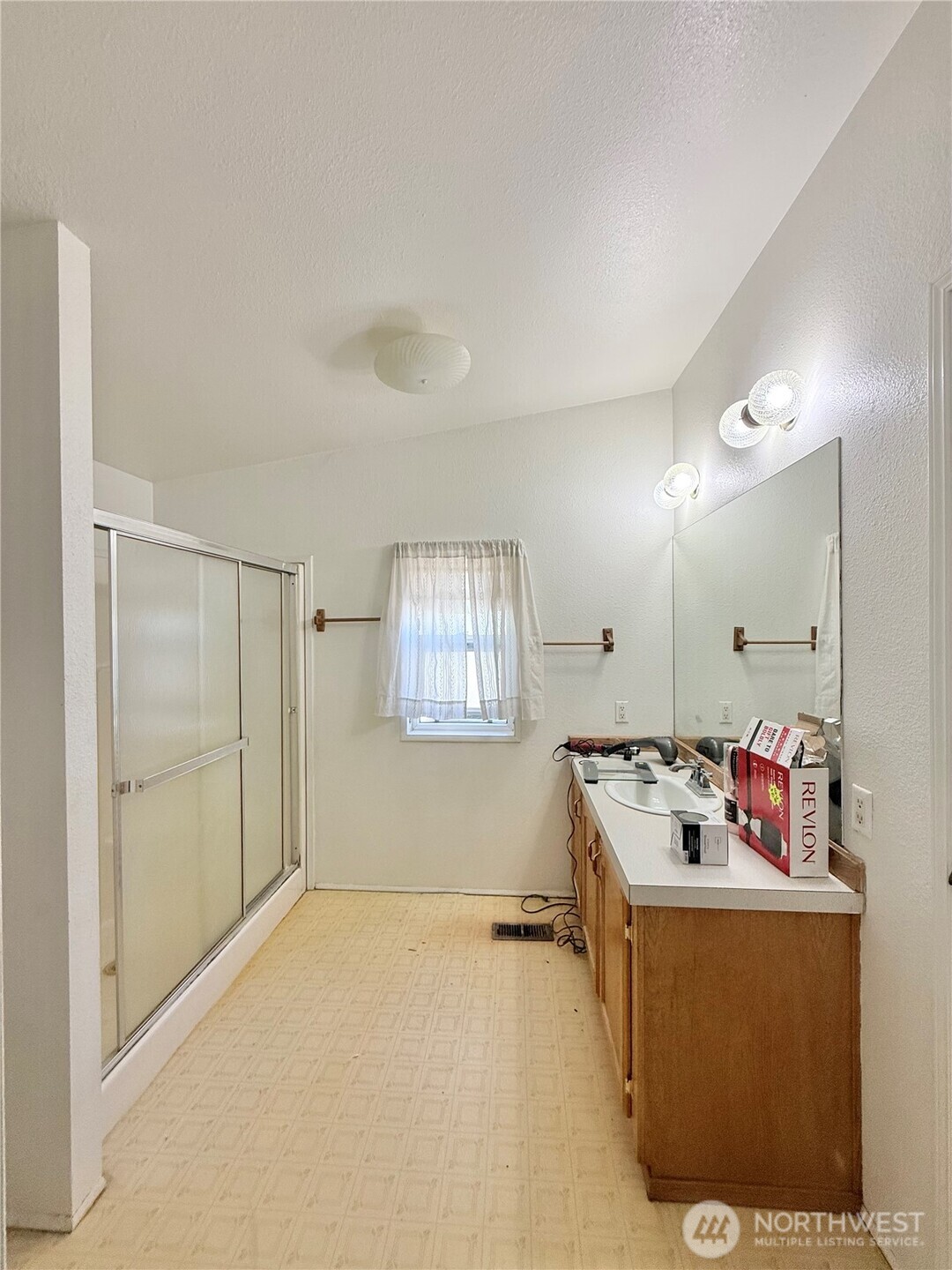 84 Weatherstone Road Omak, WA 98841 - Photo 8 of 17 a room with furniture and window
