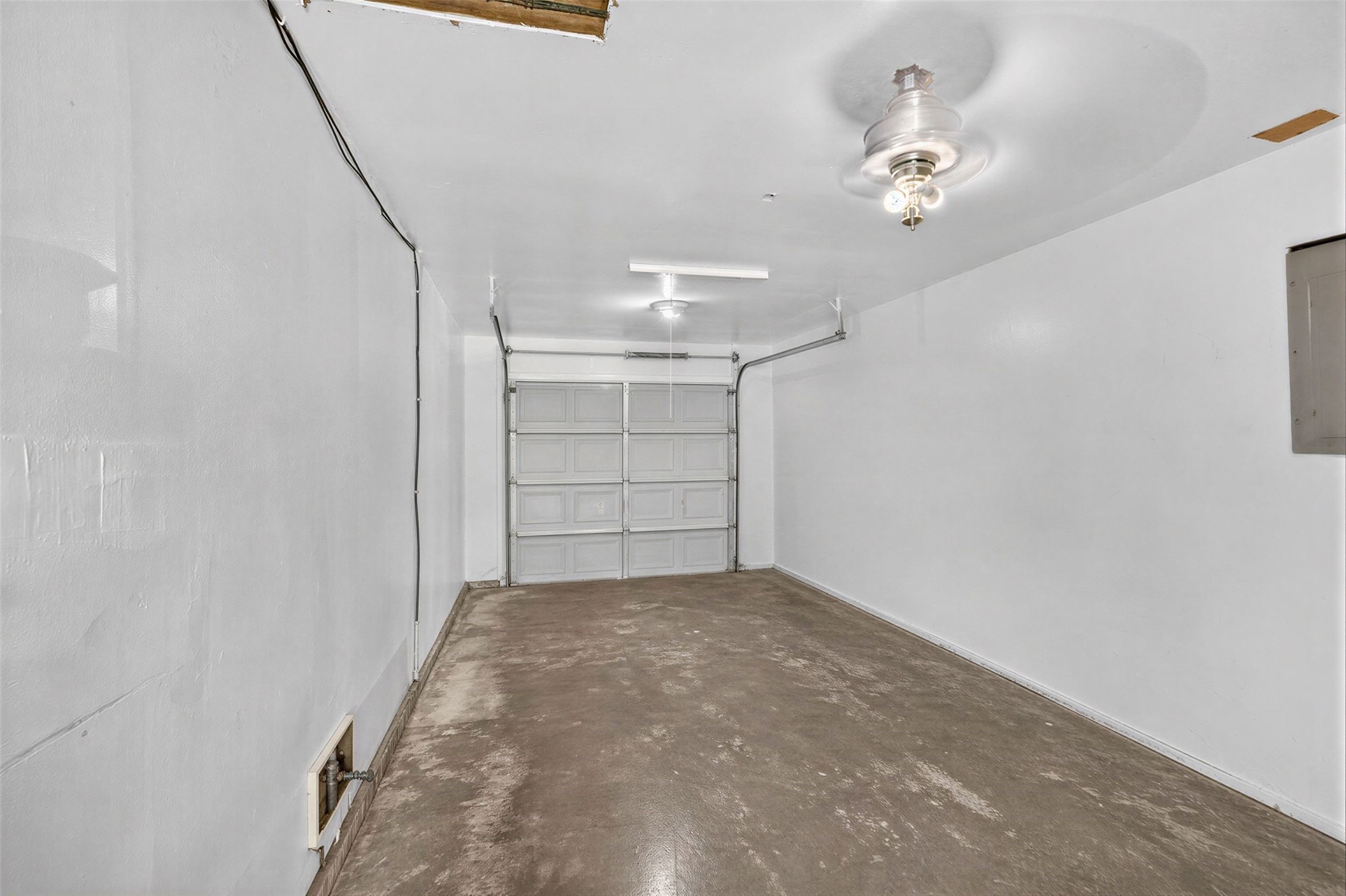 13919 Santa Teresa Road Houston, TX 77045 - Photo 19 of 22 Single Car Garage