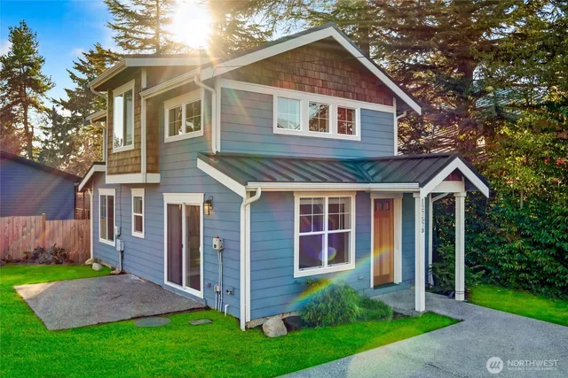 a view of front of a house with a yard