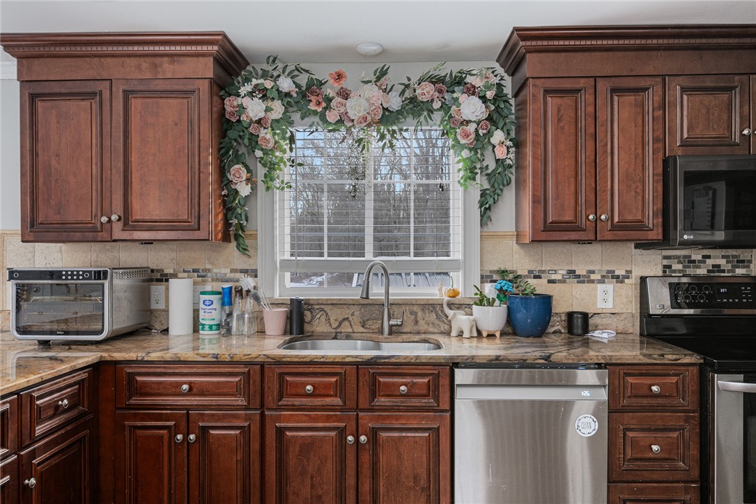 233 Sisson Road Coventry, RI 02827 - Photo 9 of 42