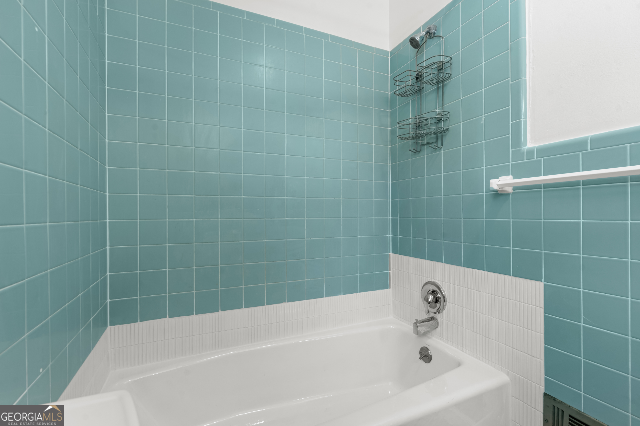 181 Heidt Road Guyton, GA 31312 - Photo 13 of 24 a bathroom with a bathtub