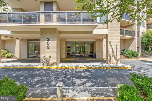 $3,000 | 203 Yoakum Parkway, Unit 1217, Alexandria, VA 22304