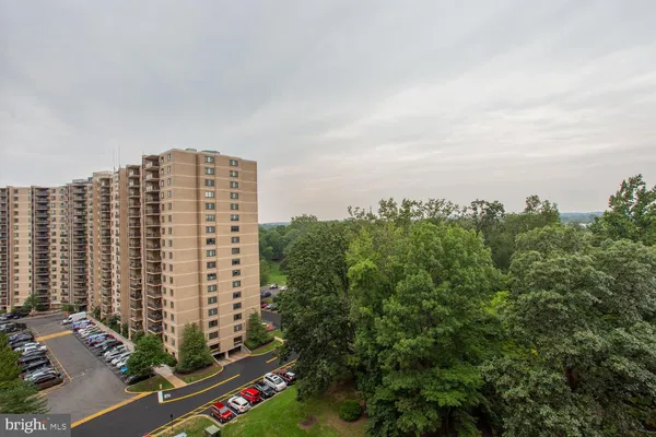 $3,000 | 203 Yoakum Parkway, Unit 1217, Alexandria, VA 22304
