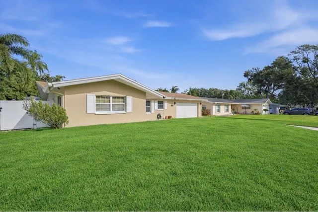 a view of a house with backyard and garden