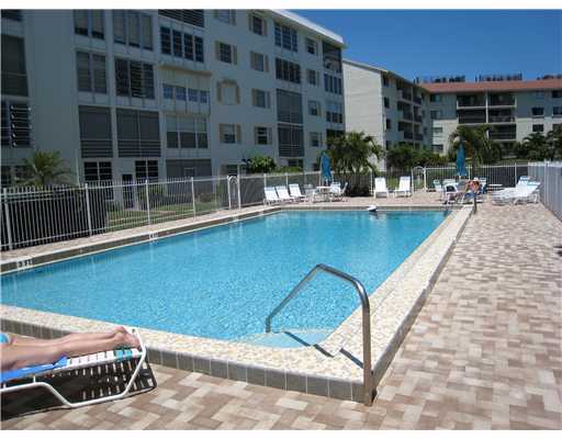304 Golfview Road, Unit 203 North Palm Beach, FL 33408 - Photo 3 of 29 Community pool