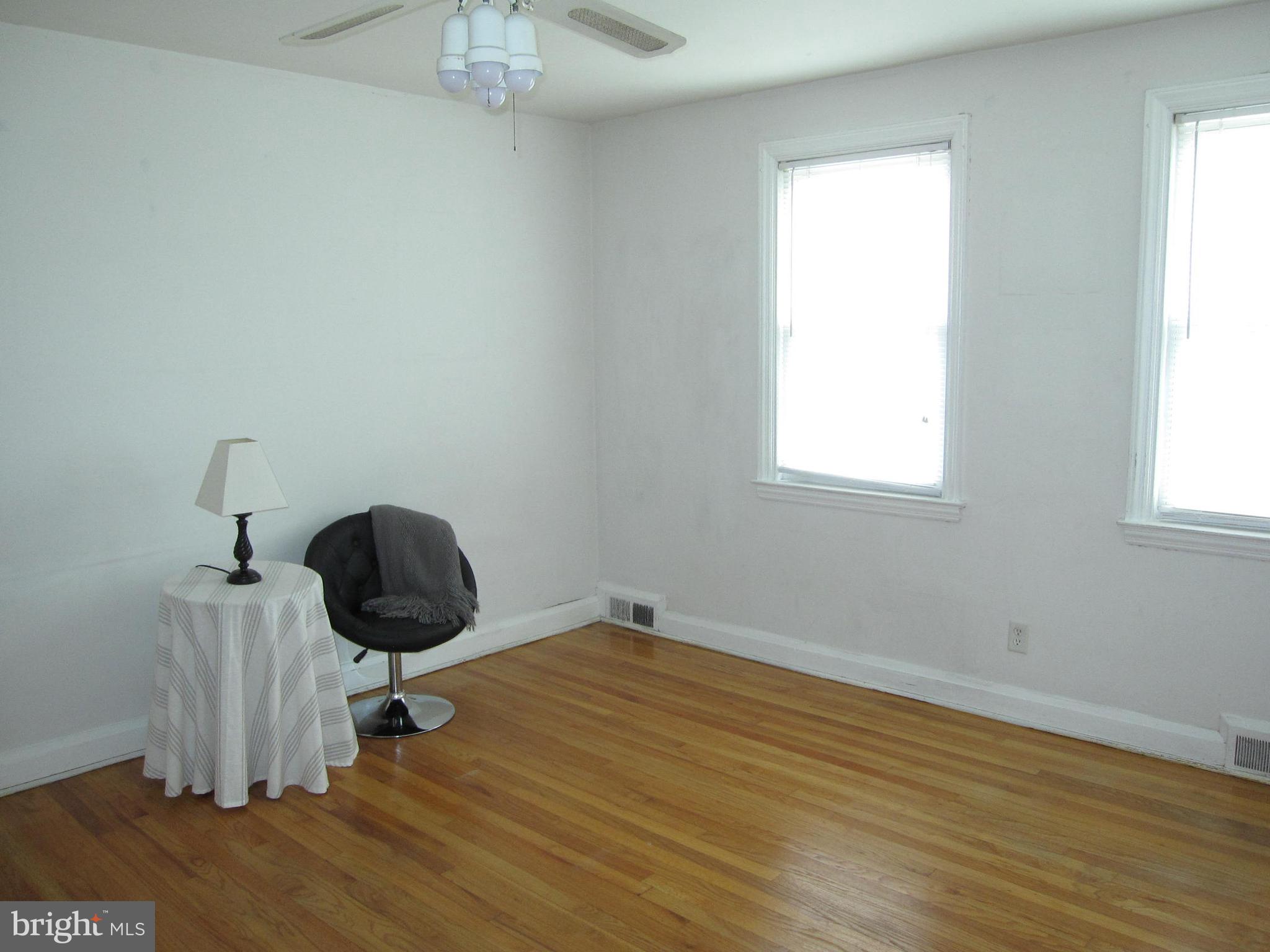 1827 Glen Ridge Road Towson, MD 21286 - Photo 15 of 39 Upper level primary bedroom