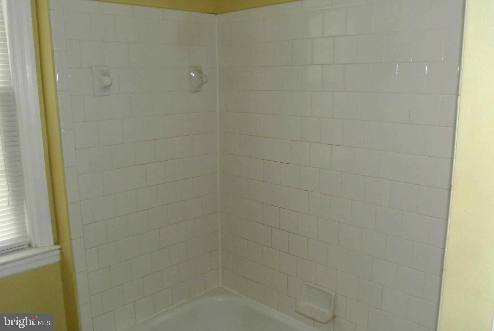 1827 Glen Ridge Road Towson, MD 21286 - Photo 18 of 39 Tub/shower