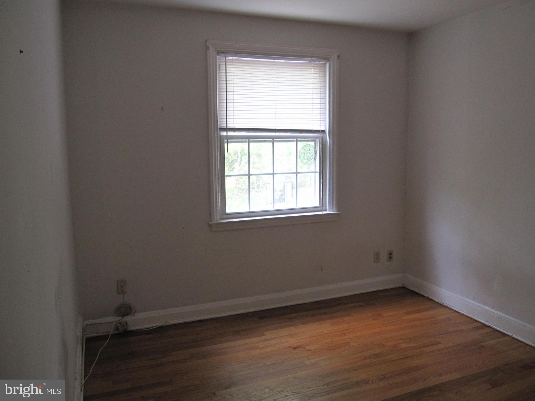 1827 Glen Ridge Road Towson, MD 21286 - Photo 20 of 39 Roomy second bedroom