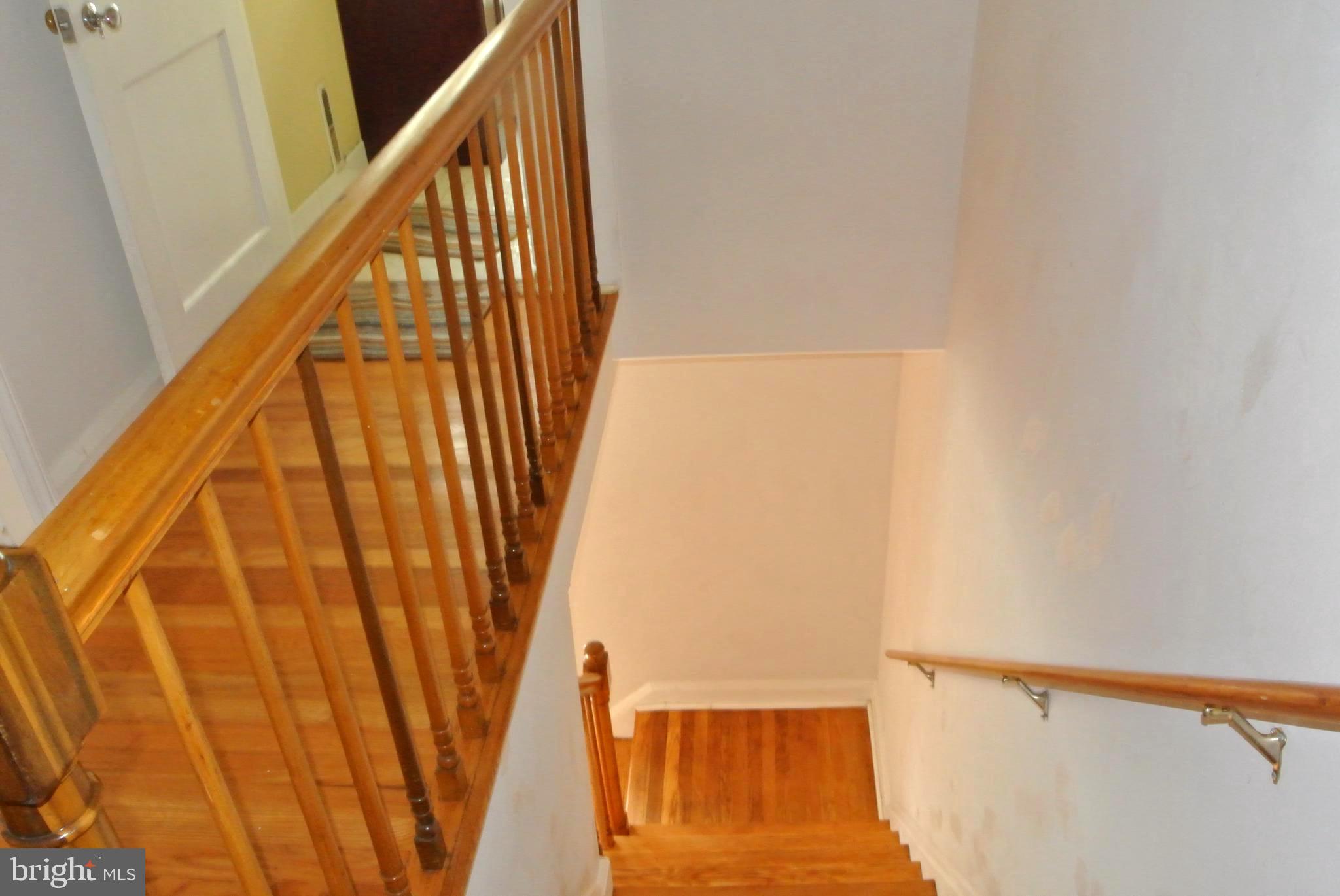 1827 Glen Ridge Road Towson, MD 21286 - Photo 24 of 39 Stairway down