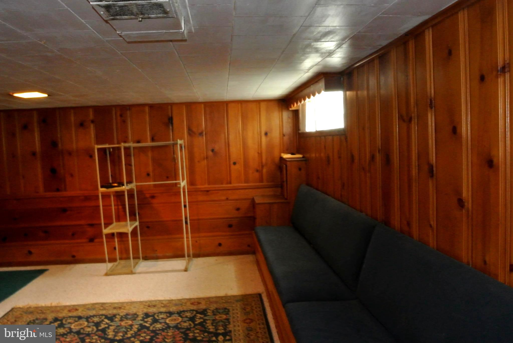 1827 Glen Ridge Road Towson, MD 21286 - Photo 25 of 39 Lower level Recreation room with bench seating