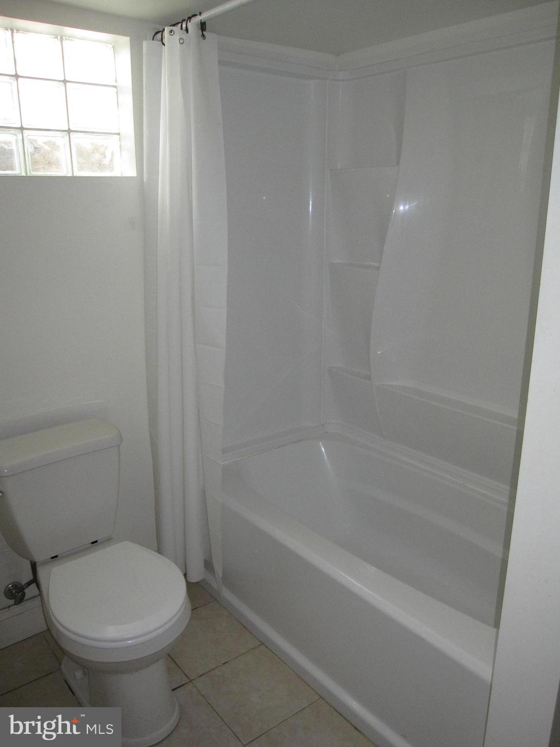 1827 Glen Ridge Road Towson, MD 21286 - Photo 31 of 39 Tub/shower