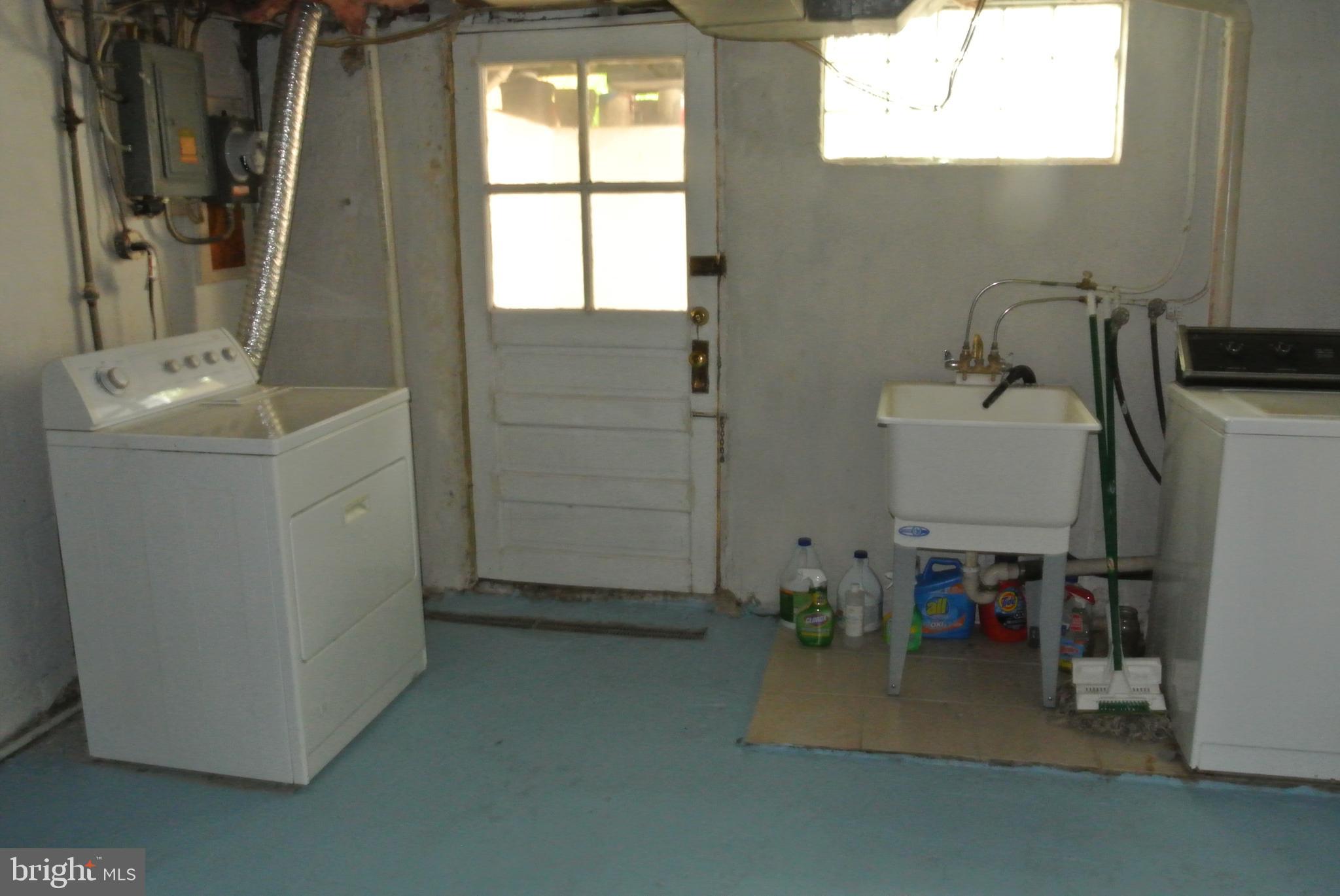 1827 Glen Ridge Road Towson, MD 21286 - Photo 33 of 39 Laundry area with sanitary tub