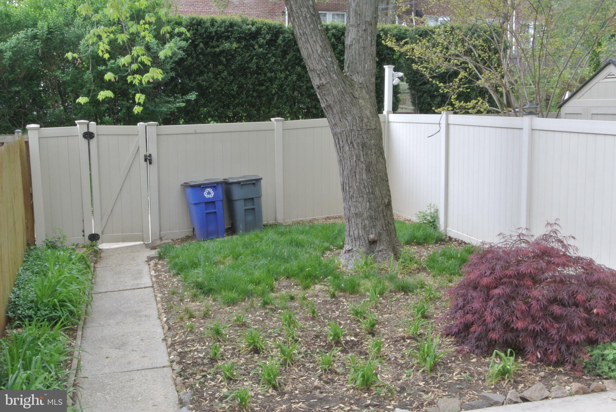 1827 Glen Ridge Road Towson, MD 21286 - Photo 36 of 39 Full fenced-in yard