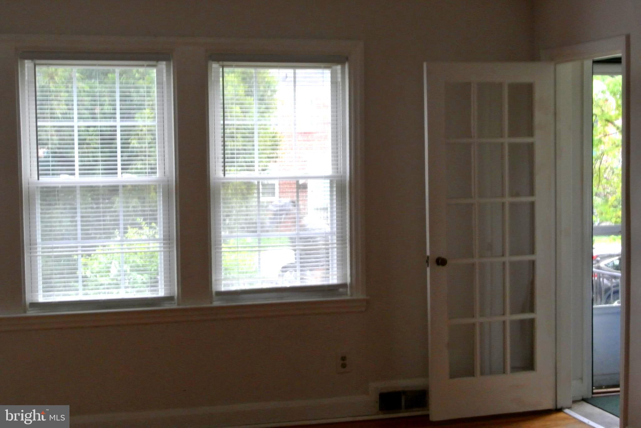 1827 Glen Ridge Road Towson, MD 21286 - Photo 4 of 39 Separate foyer to living room