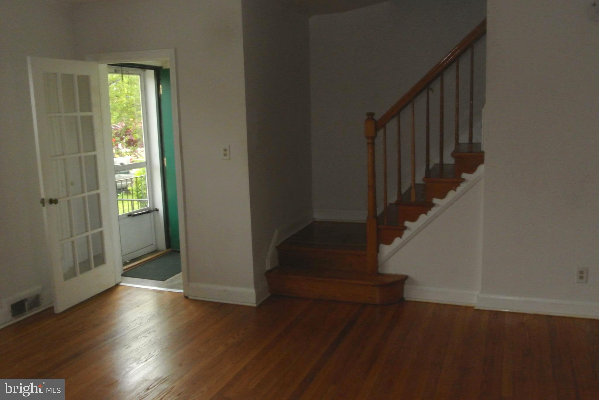 1827 Glen Ridge Road Towson, MD 21286 - Photo 5 of 39 Entry into living room