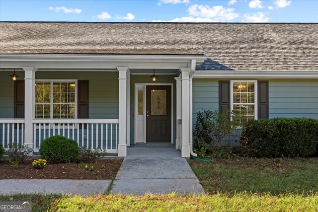 a view of a house with a yard