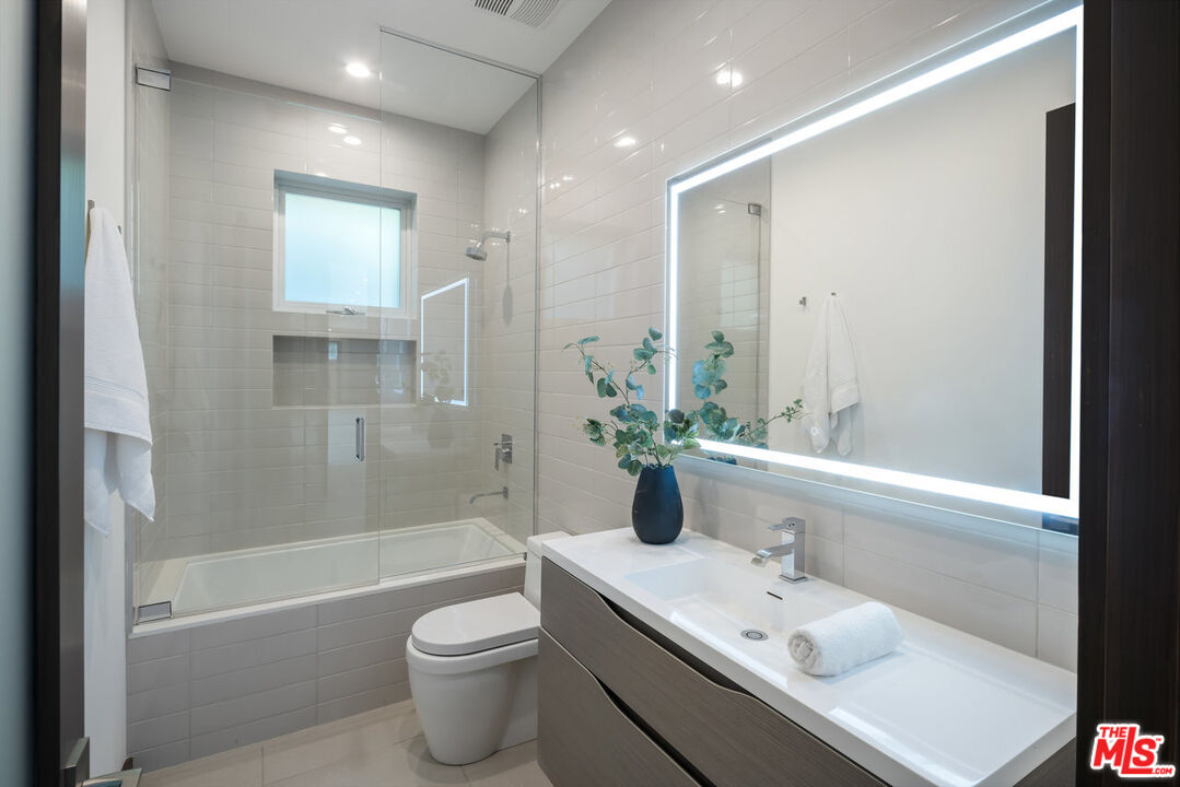 15641 Meadowgate Road Encino, CA 91436 - Photo 30 of 32 a bathroom with a sink a toilet and shower