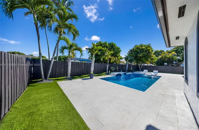 a view of a backyard