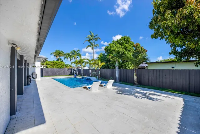 a view of a backyard