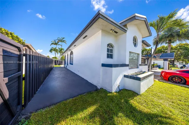 a view of an house with backyard and patio