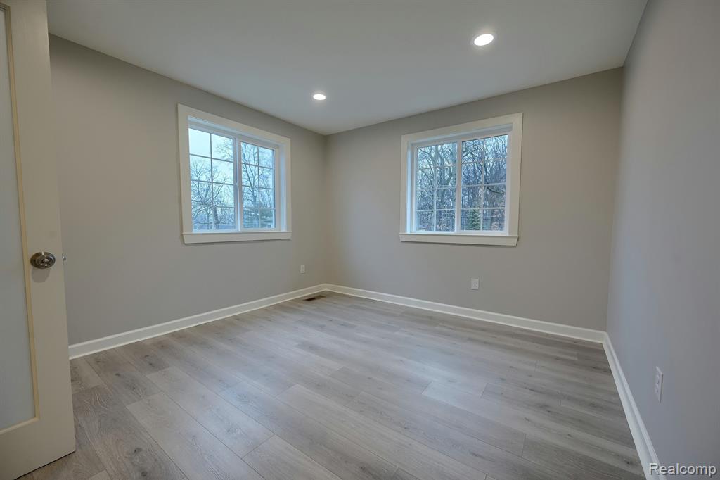 950 Leon Road Walled Lake, MI 48390 - Photo 17 of 36 Gallery Image 17