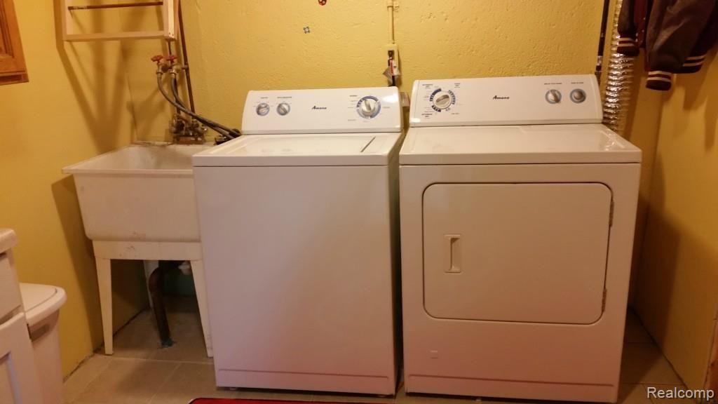 25652 Reeck Road Trenton, MI 48183 - Photo 18 of 21 Washer and Dryer