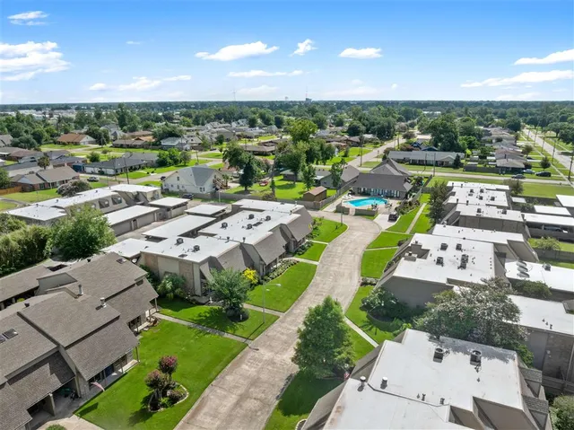 $194,700 | 678 Lakewood Drive, Lake Charles, LA 70605