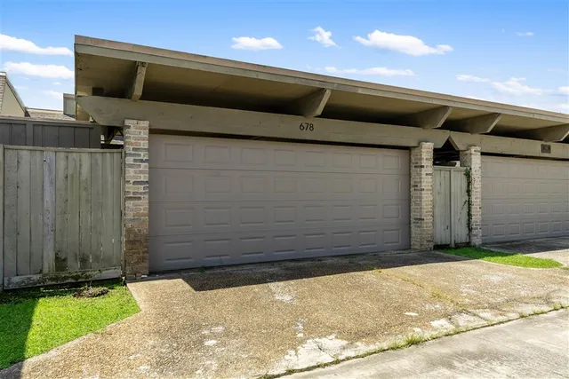 $194,700 | 678 Lakewood Drive, Lake Charles, LA 70605