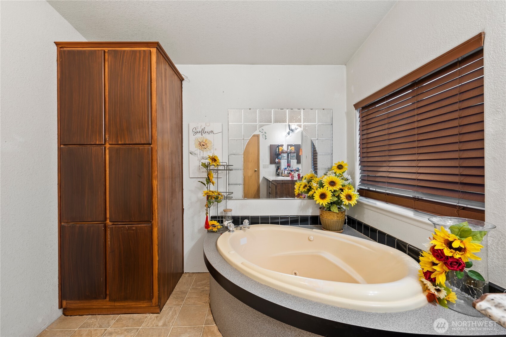 2211 Sielaff Road Othello, WA 99344 - Photo 21 of 37 a bathroom with a sink a potted plant and a shower