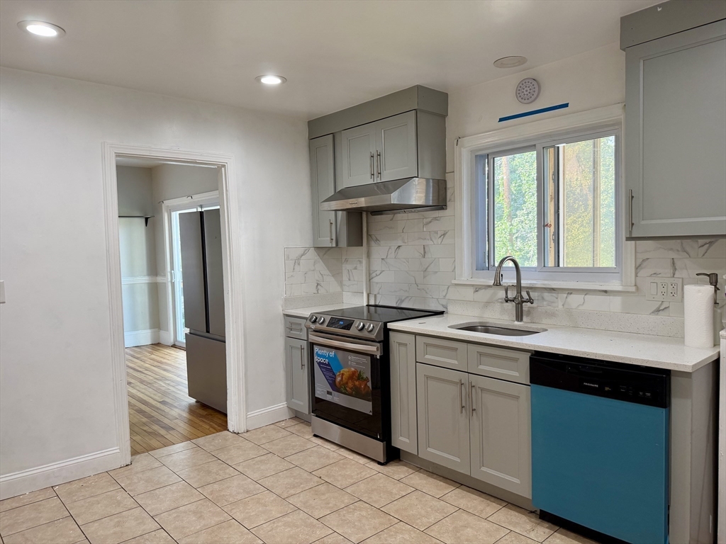 31 Stoneland Road Worcester, MA 01603 - Photo 2 of 33