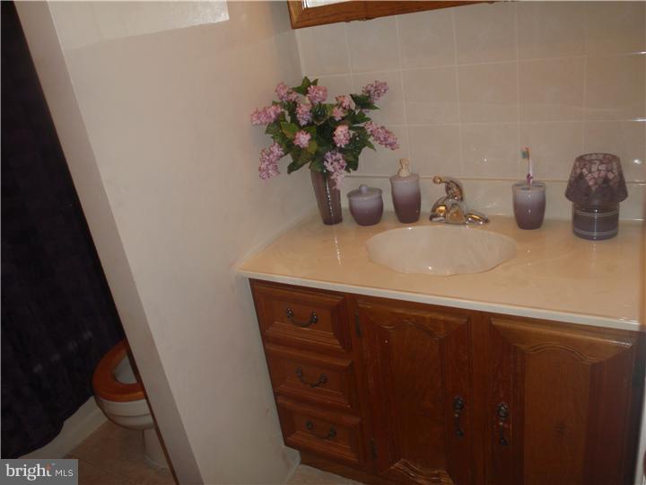 2001 Carter Road Folcroft, PA 19032 - Photo 12 of 18 Bathroom