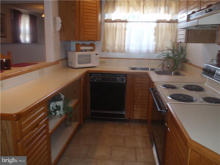 2001 Carter Road Folcroft, PA 19032 - Photo 8 of 18 Kitchen