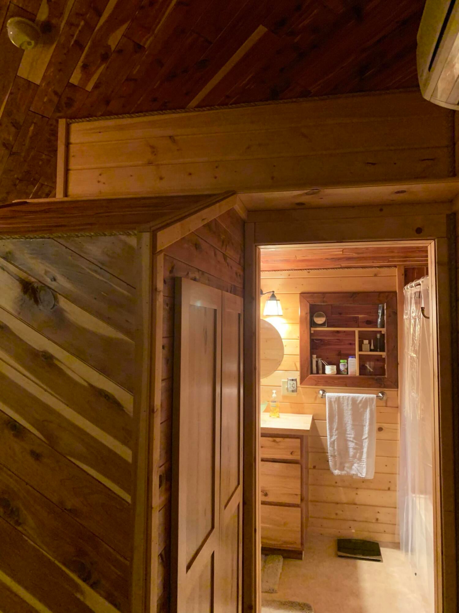901 Riley Road Eagle Point, OR 97524 - Photo 25 of 46 910 Riley Road - Bathroom