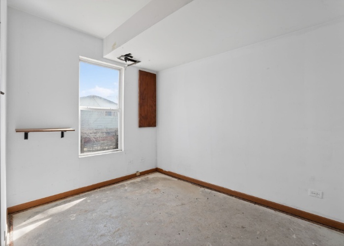 115 North McAree Road Waukegan, IL 60085 - Photo 16 of 21 an empty room with windows and closet