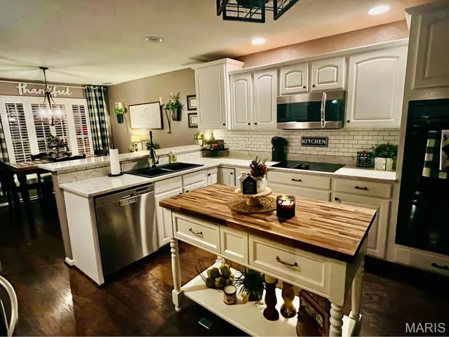 $419,900 | 305 Kingsbury Court, Highland, IL 62249