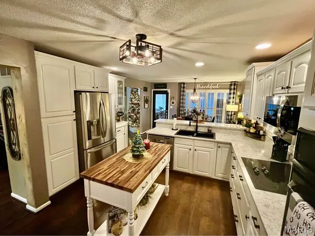 $419,900 | 305 Kingsbury Court, Highland, IL 62249