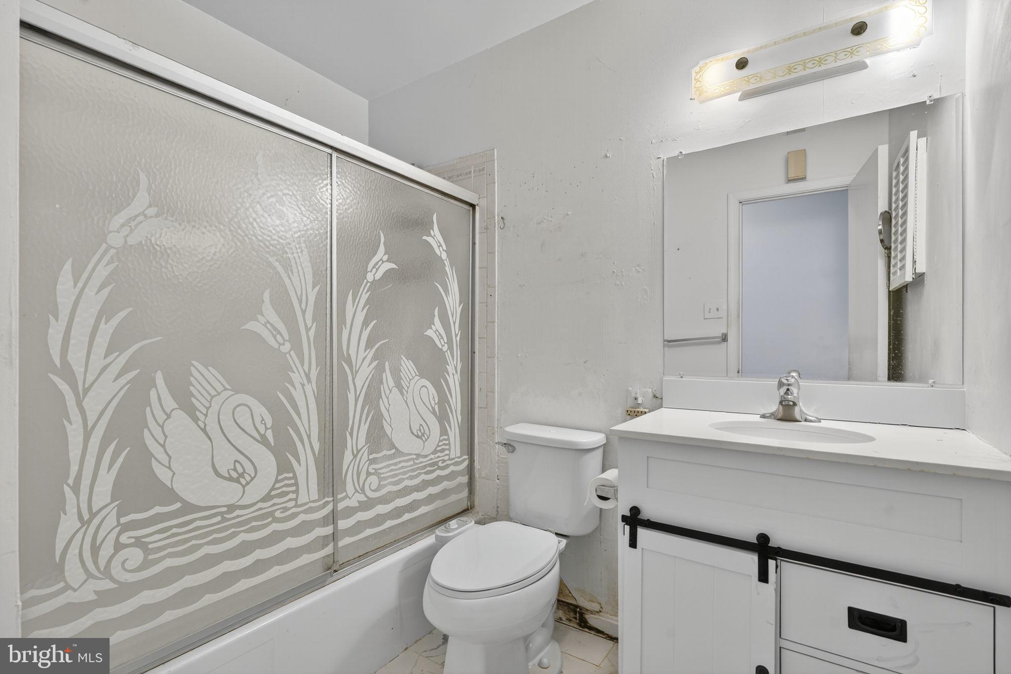 7124 Whetstone Road Alexandria, VA 22306 - Photo 14 of 39 Full bathroom with tub and clean vanity