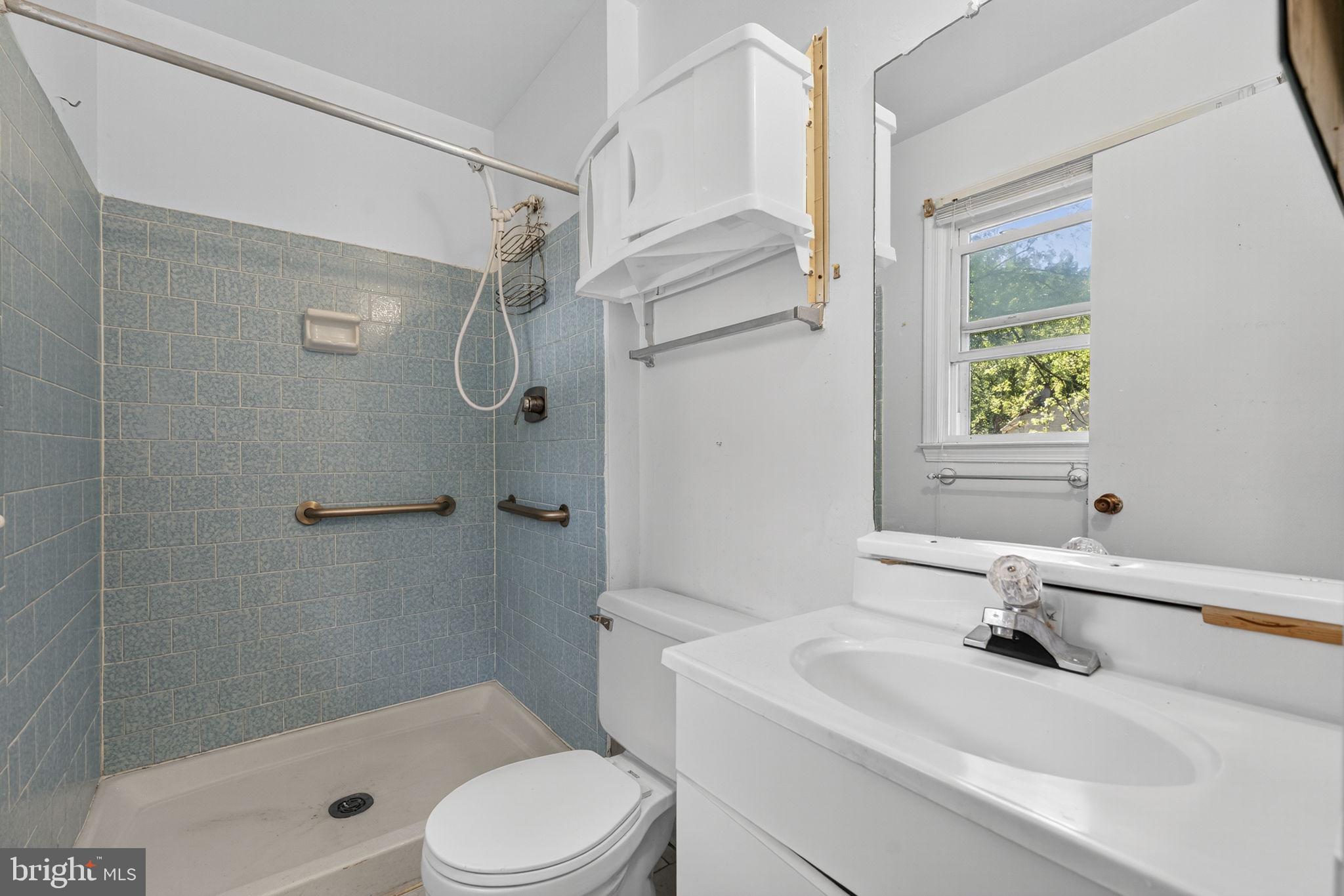 7124 Whetstone Road Alexandria, VA 22306 - Photo 19 of 39 Bathroom with a toilet, a tub, and a shower