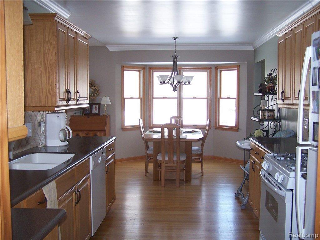 21401 Sumpter Road Belleville, MI 48111 - Photo 12 of 20 DINING ROOM WITH BAY WINDOW