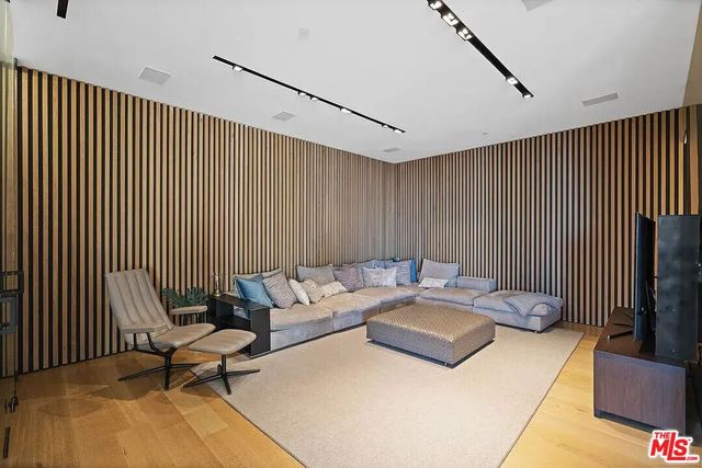 $32,000 | 8790 Appian Way, Los Angeles, CA 90046