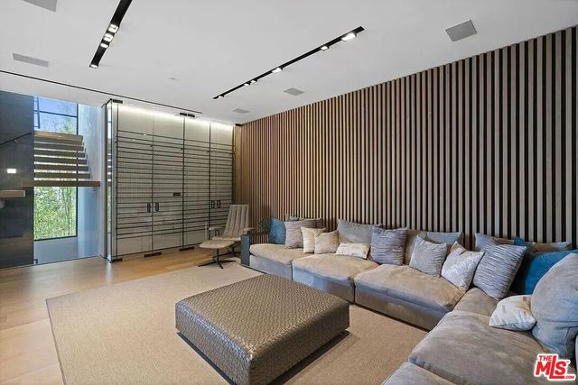 $32,000 | 8790 Appian Way, Los Angeles, CA 90046