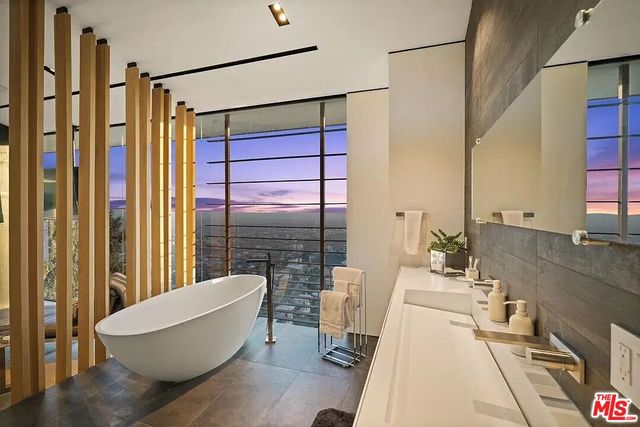 $32,000 | 8790 Appian Way, Los Angeles, CA 90046