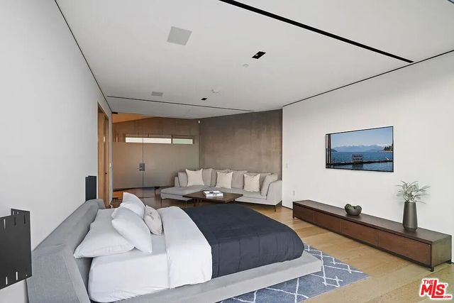 $32,000 | 8790 Appian Way, Los Angeles, CA 90046