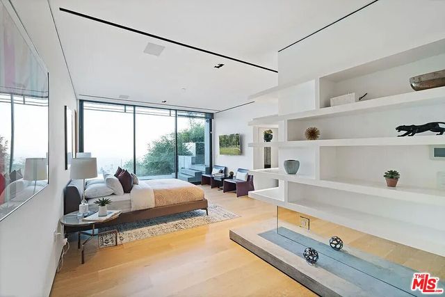 $32,000 | 8790 Appian Way, Los Angeles, CA 90046